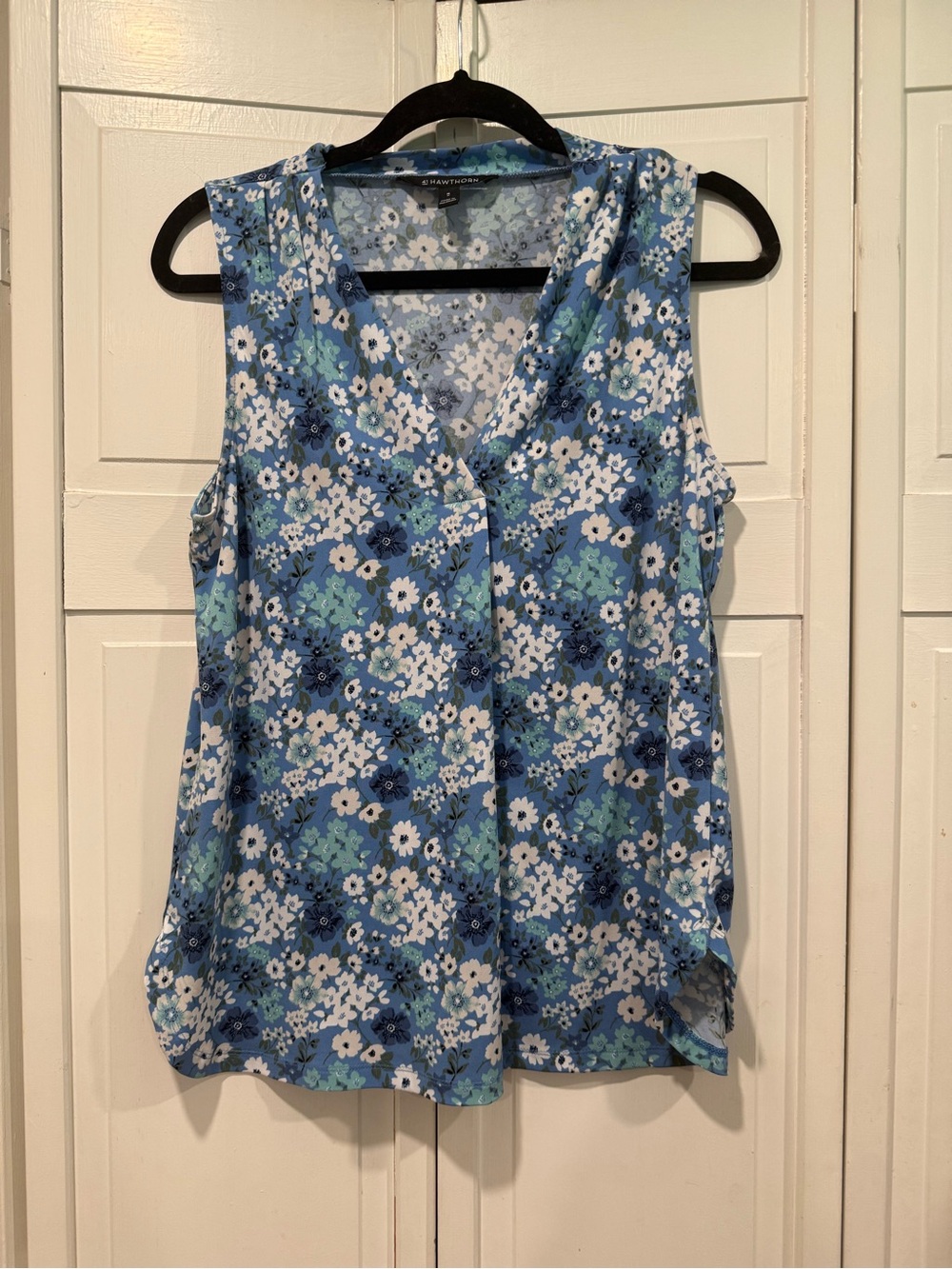 41hawthorn floral top size medium NWOT